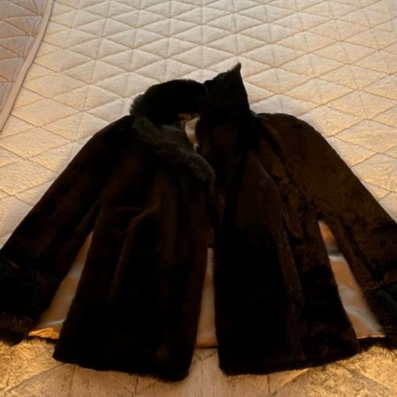 Regina Glenara by Glenoit Faux Fur Cape - Picture 1 of 5